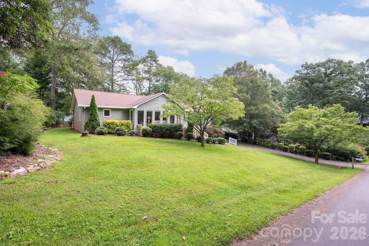 23 S Oaks Cir., Asheville, NC 28806
