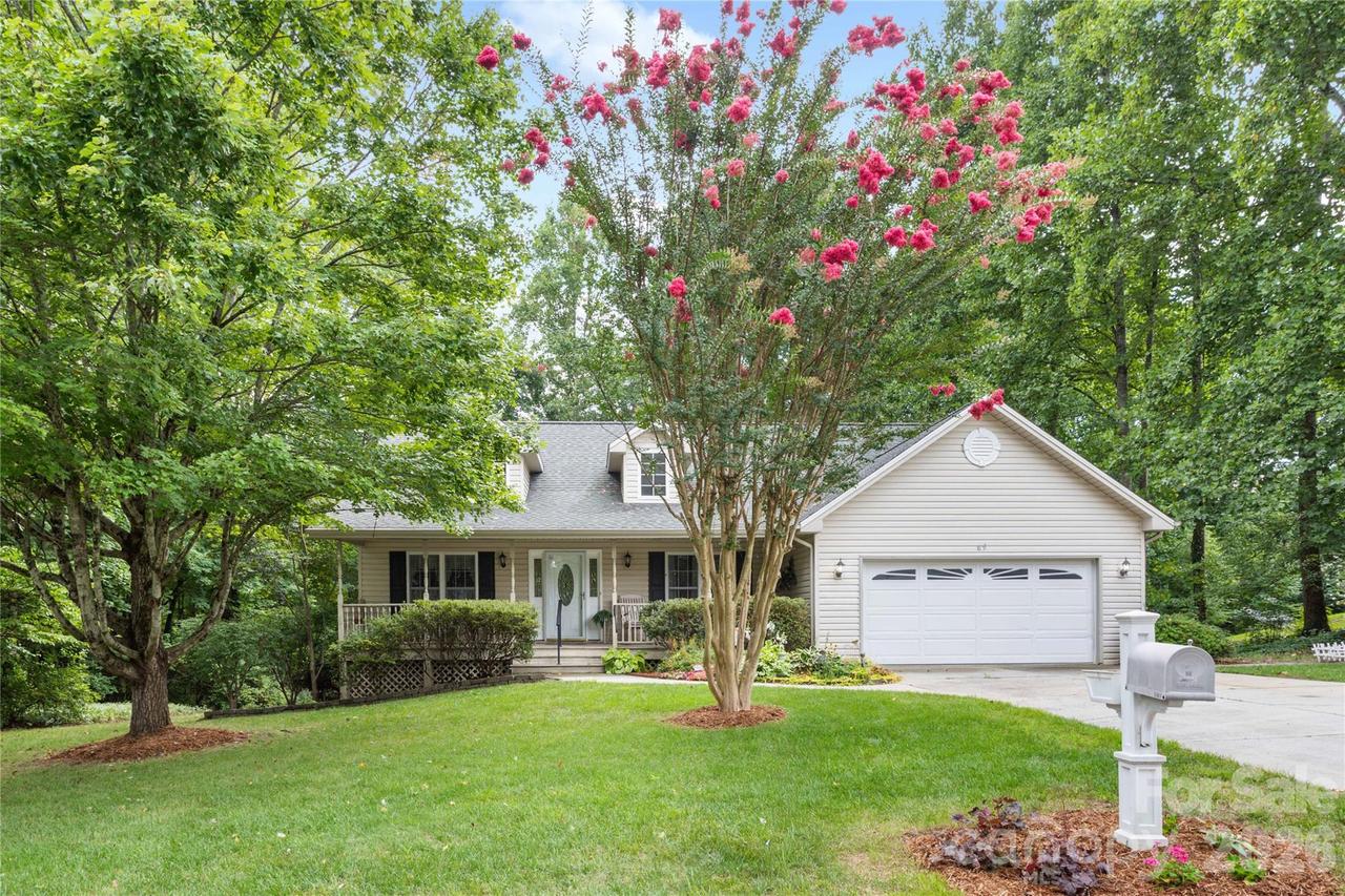 69 Red Cedar Dr., Hendersonville, NC 28792