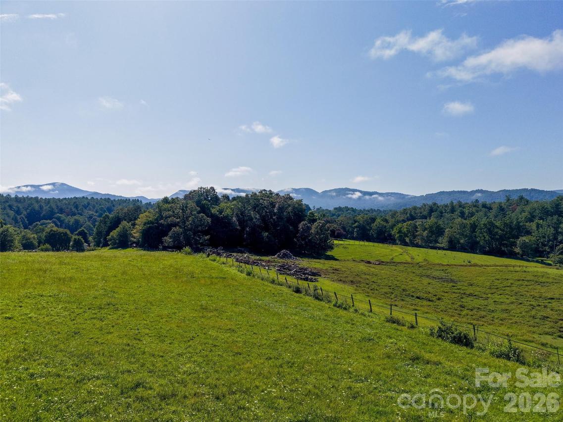 99999 Farm Hills Ln., Fletcher, NC 28732