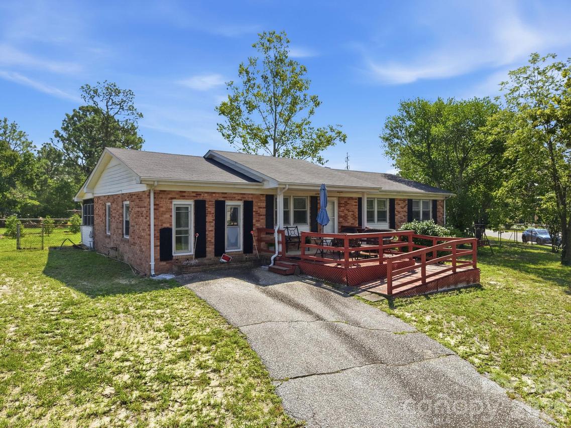 3261 Vardaman Ave., Hope Mills, NC 28348