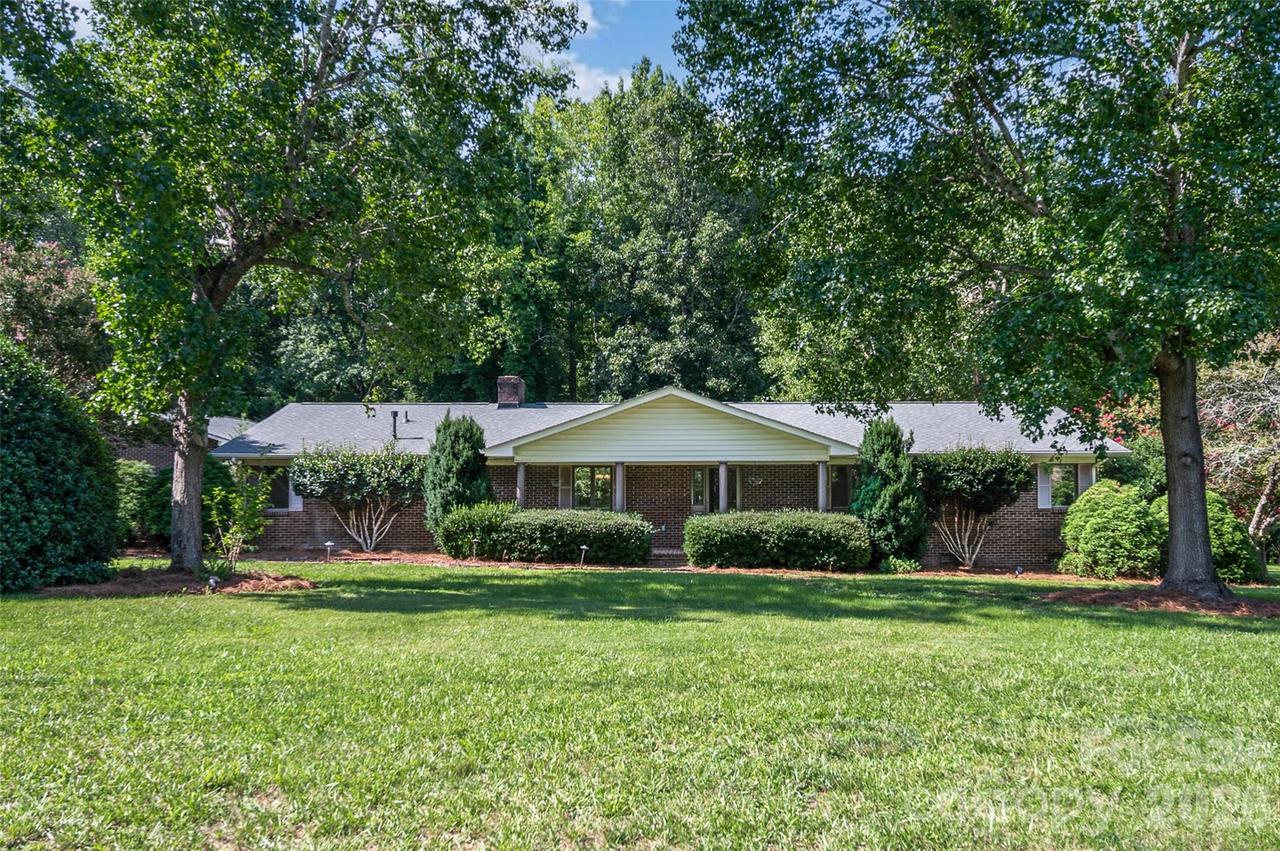 3959 Holly Springs Dr., Newton, NC 28658