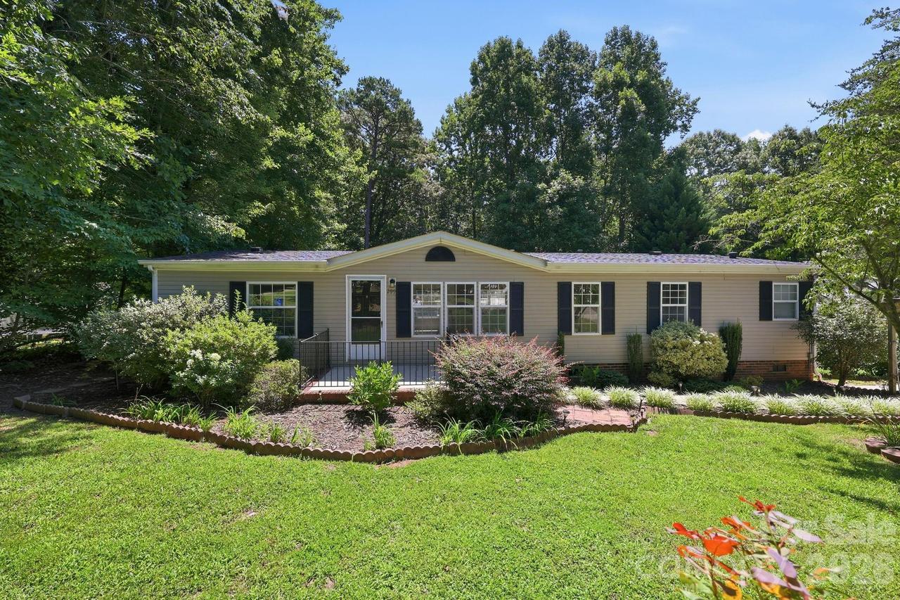 299 Sailwinds Rd., Mooresville, NC 28115