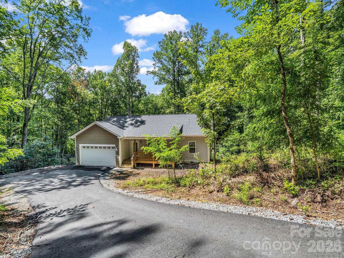 180 Ridgeview Dr., Hendersonville, NC 28792