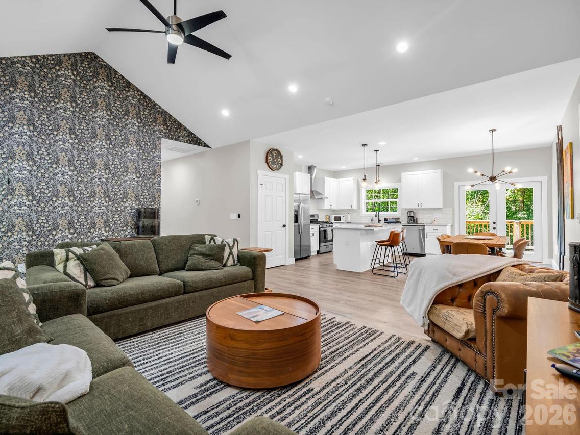 180 Ridgeview Dr., Hendersonville, NC 28792