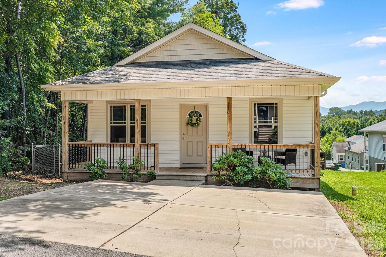 9 Coral Berry Dr., Candler, NC 28715