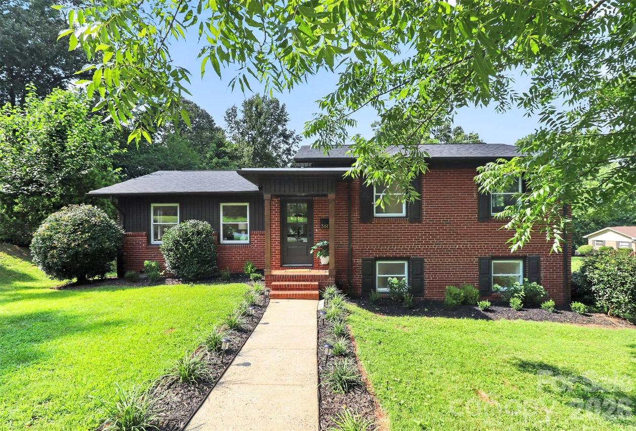 3617 Woodleaf Rd., Charlotte, NC 28205