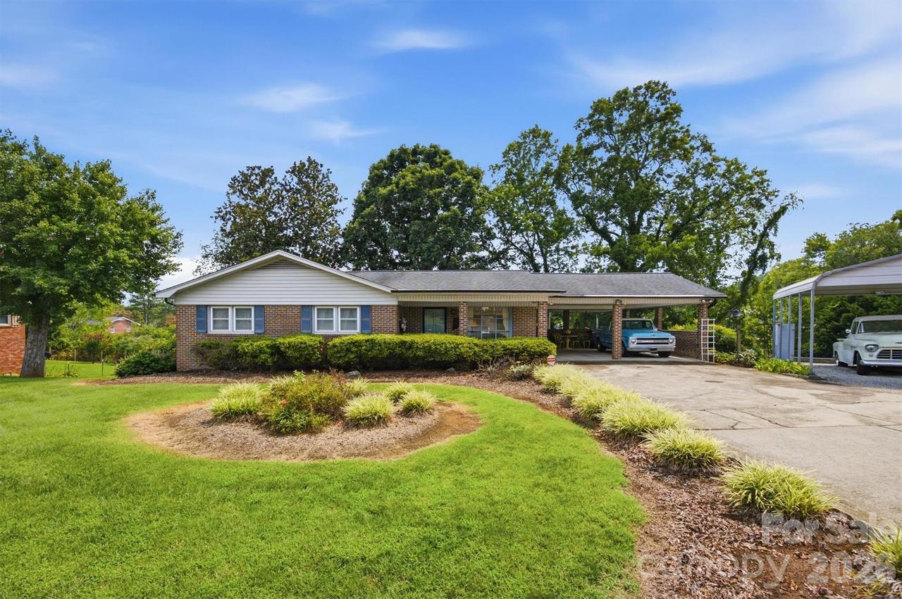 2711 Fairway Acres Cir., Lenoir, NC 28645