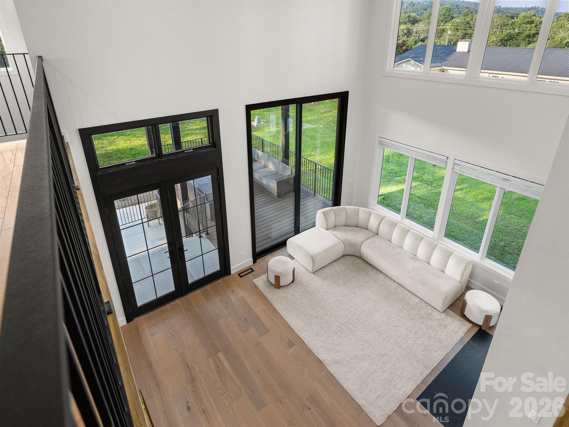 52 Klimovych Rd., Hendersonville, NC 28792