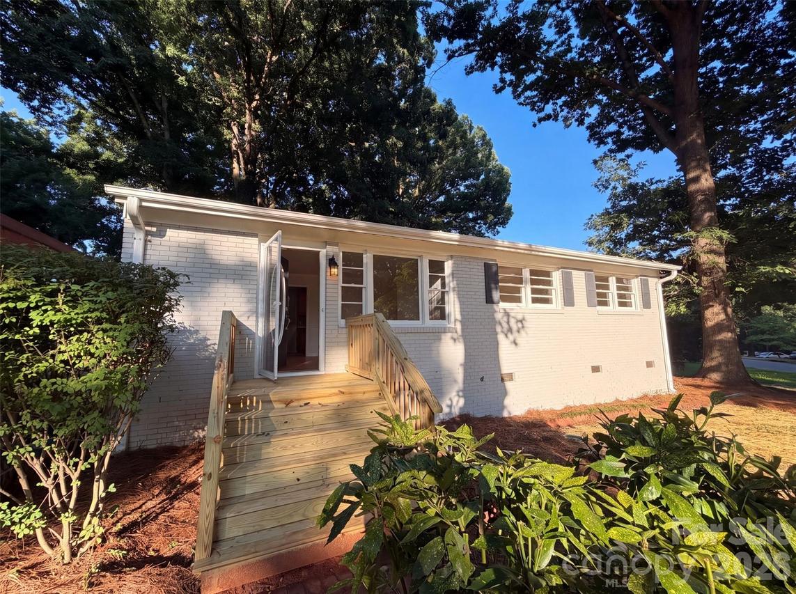 1933 Choyce Cir., Charlotte, NC 28217