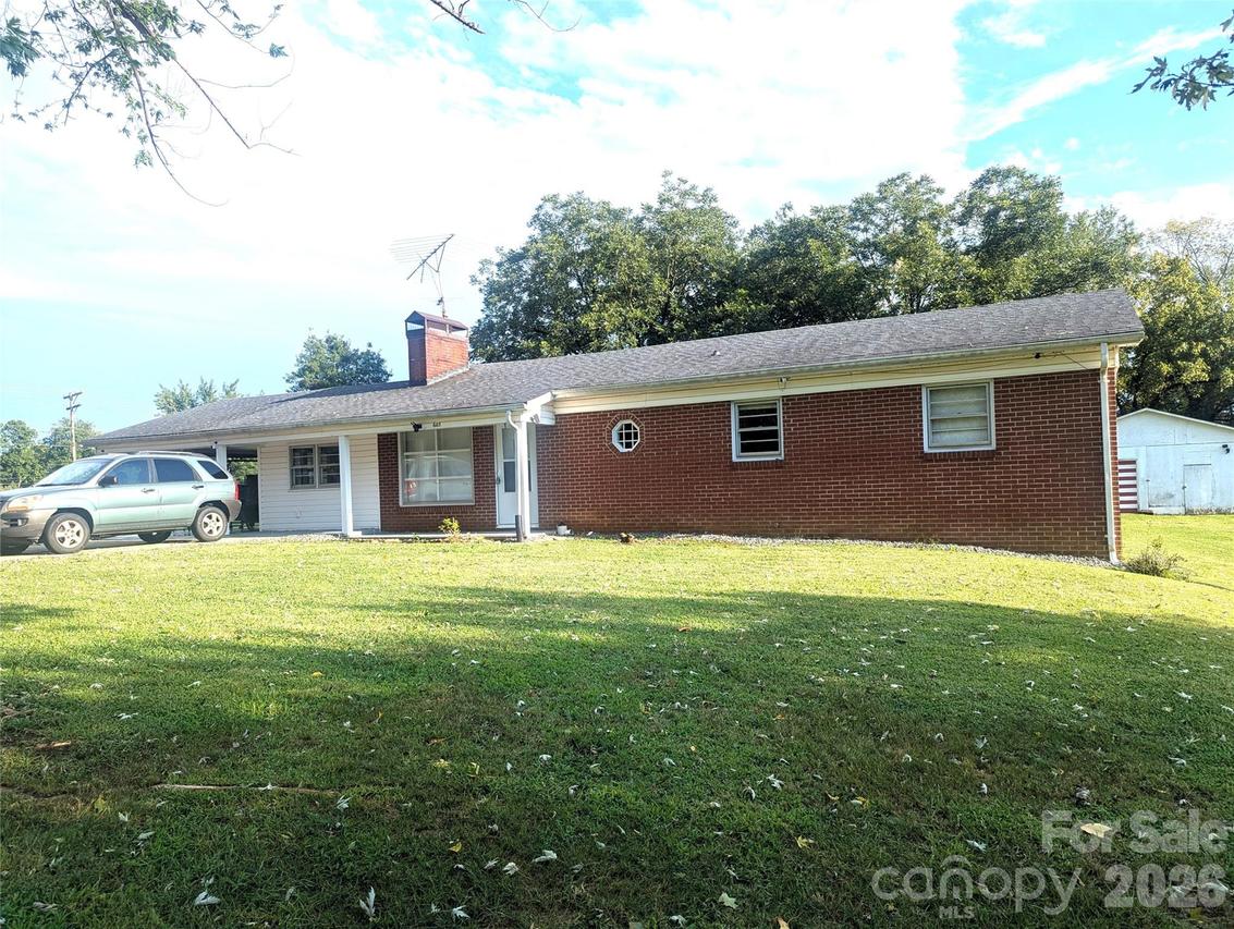 605 Lincoln Ln., Lenoir, NC 28645