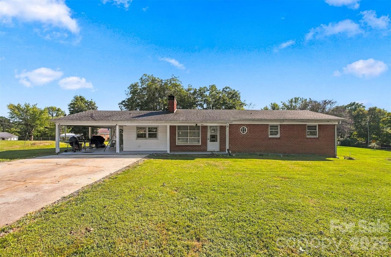 605 Lincoln Ln., Lenoir, NC 28645