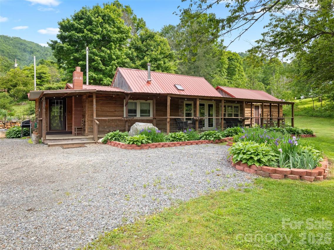 161 Moody Mountain Rd., Burnsville, NC 28714