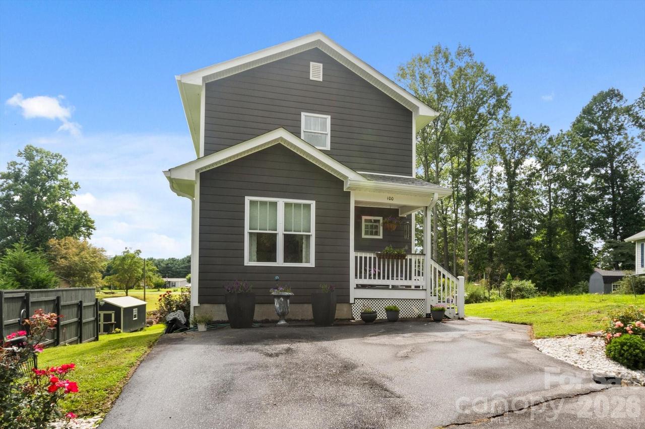100 Victoria Springs Dr., Flat Rock, NC 28731