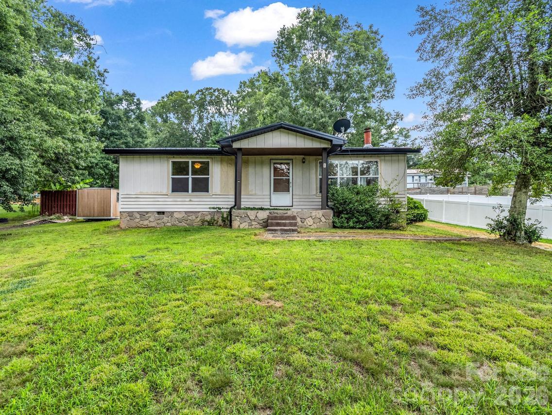 1 Lakewood Rd., Hendersonville, NC 28792