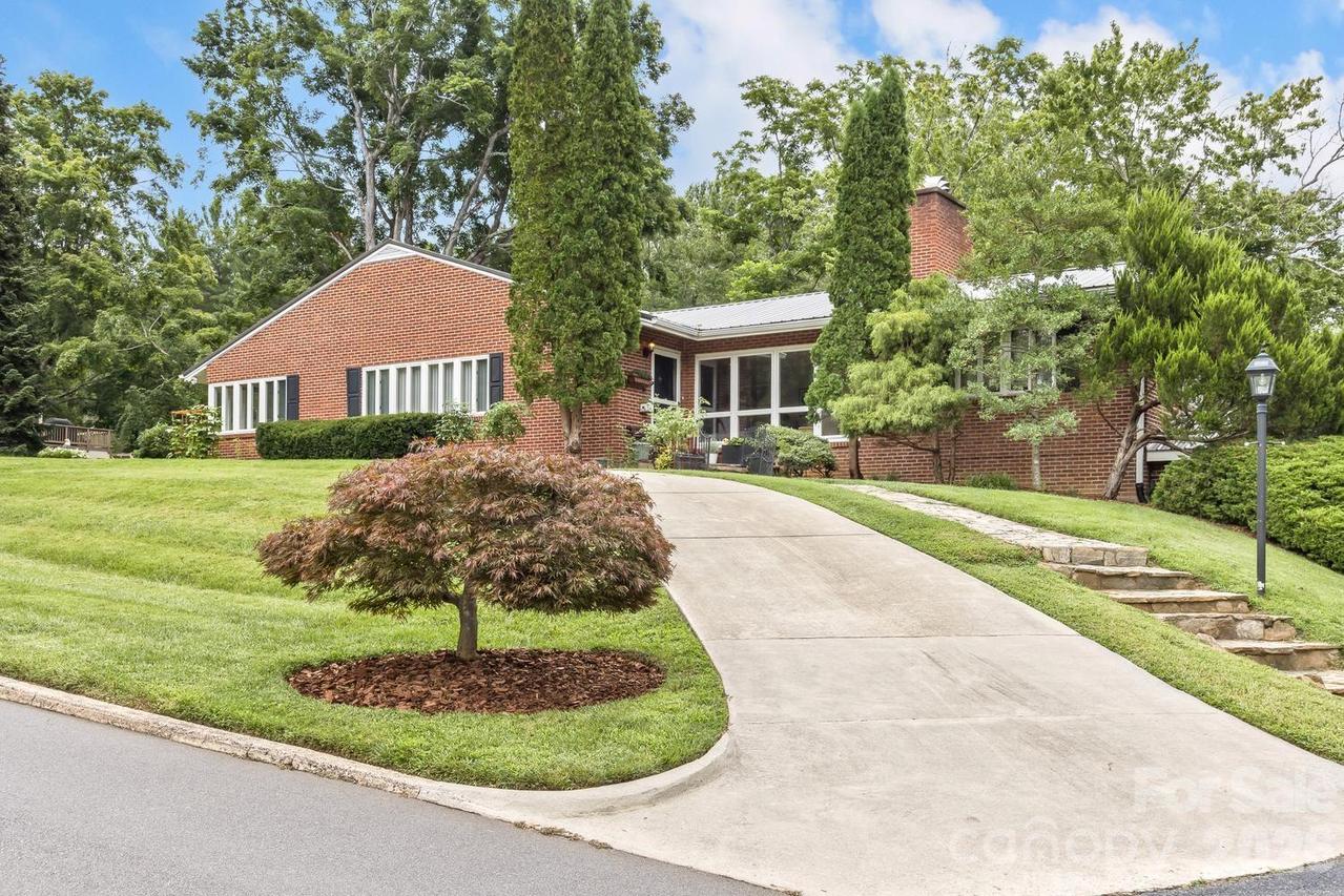83 Edgelawn Rd., Asheville, NC 28804