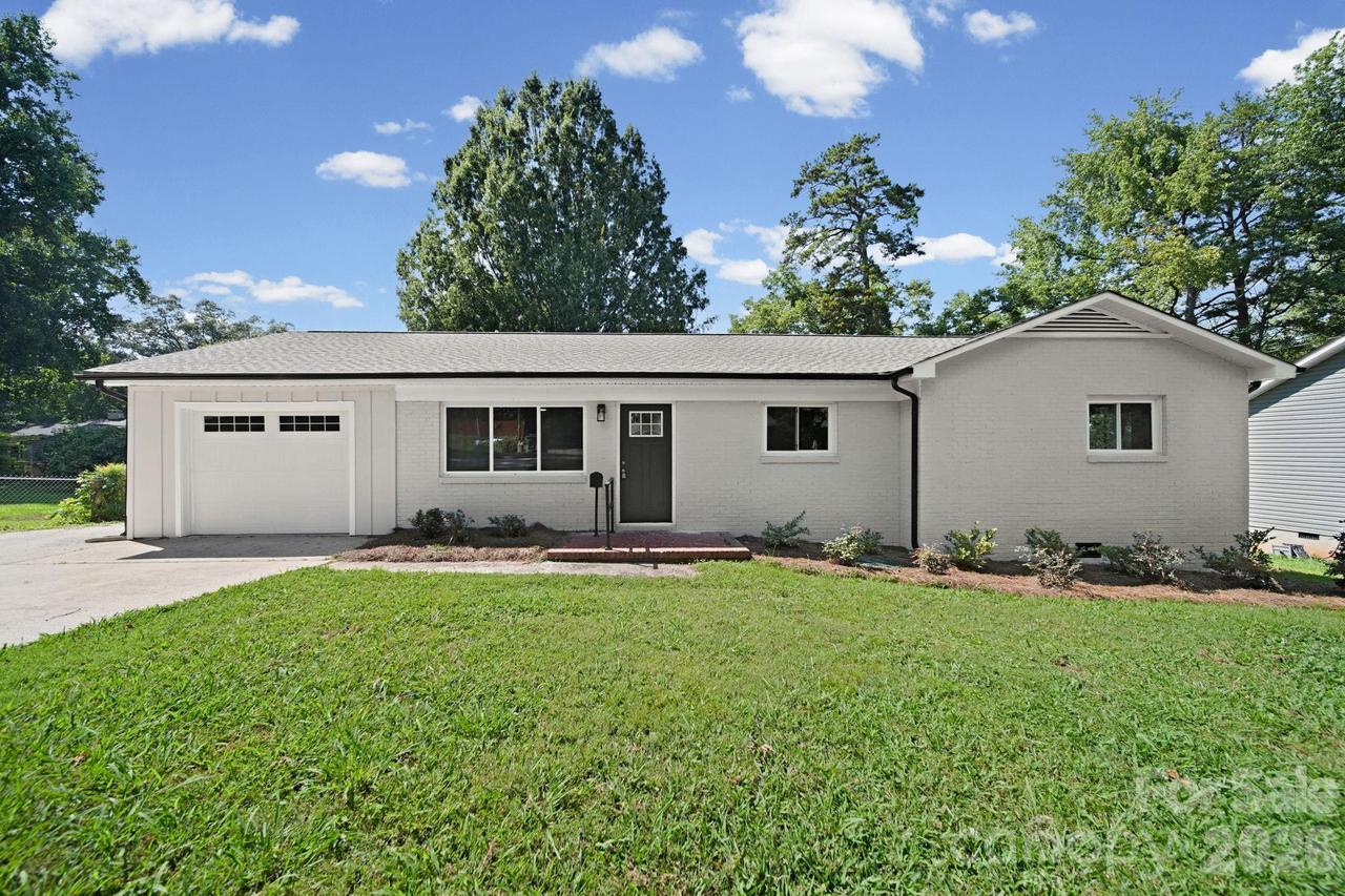 1041 Watts Dr., Charlotte, NC 28216