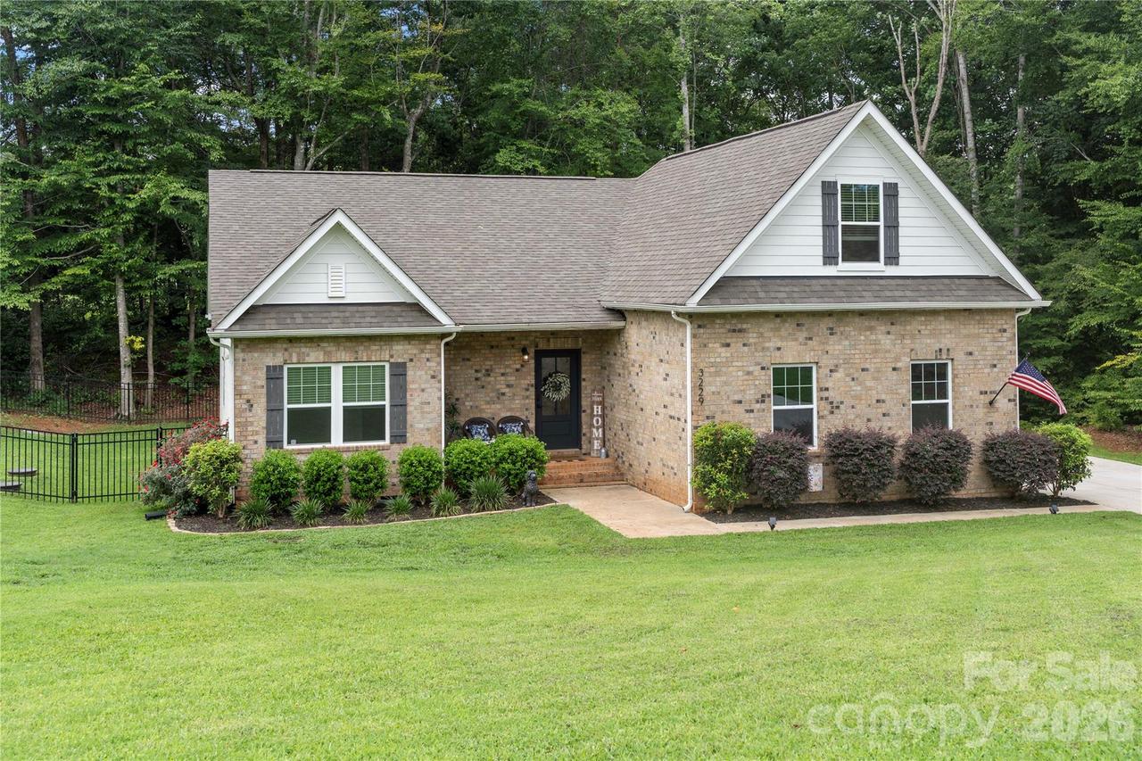 3229 Creek Bend Ct., Sherrills Ford, NC 28673