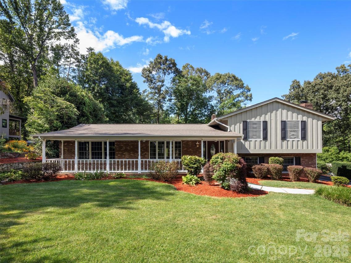 8 English Pl., Candler, NC 28715