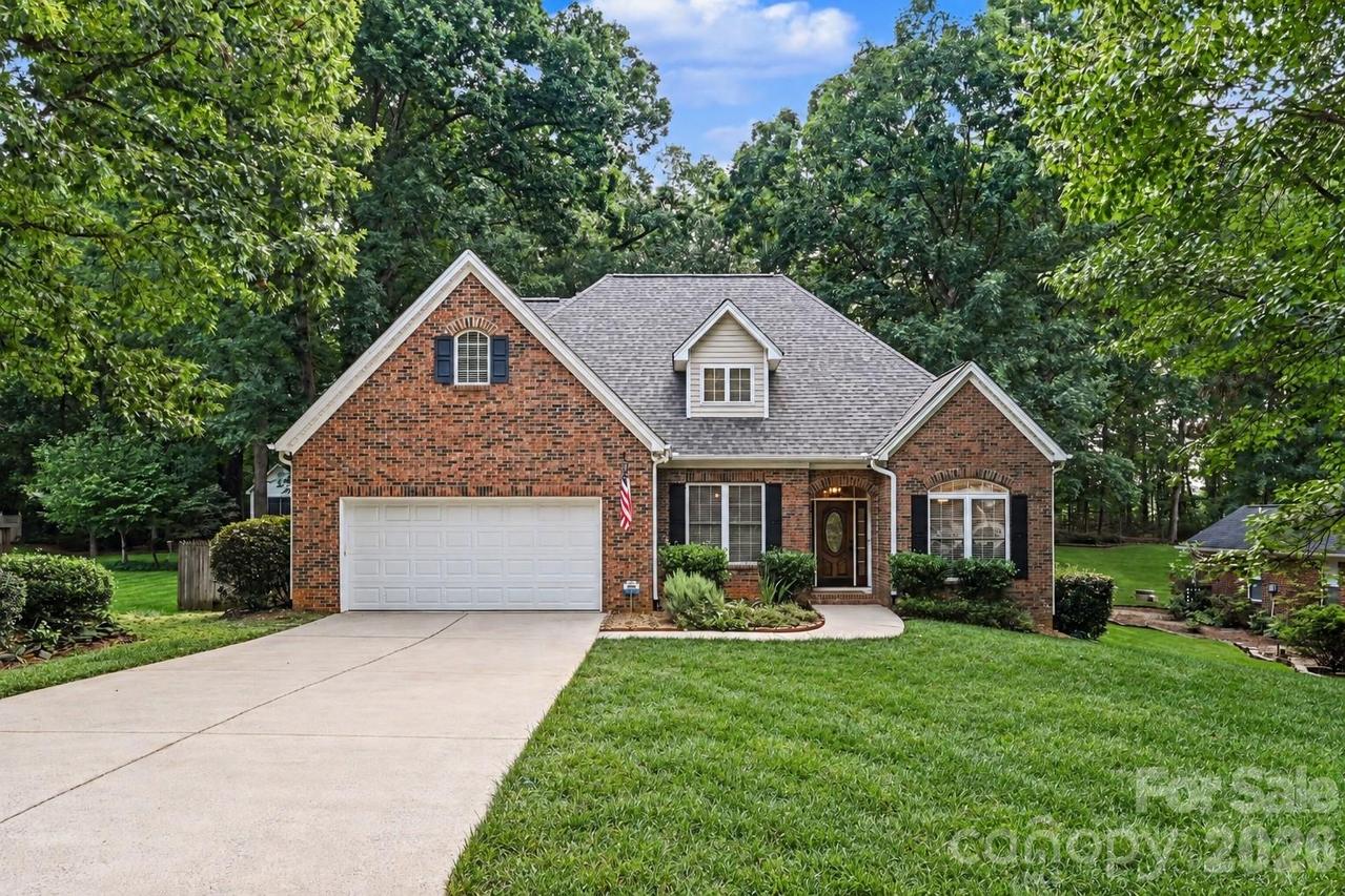1928 Twin Ponds Dr., Hickory, NC 28602