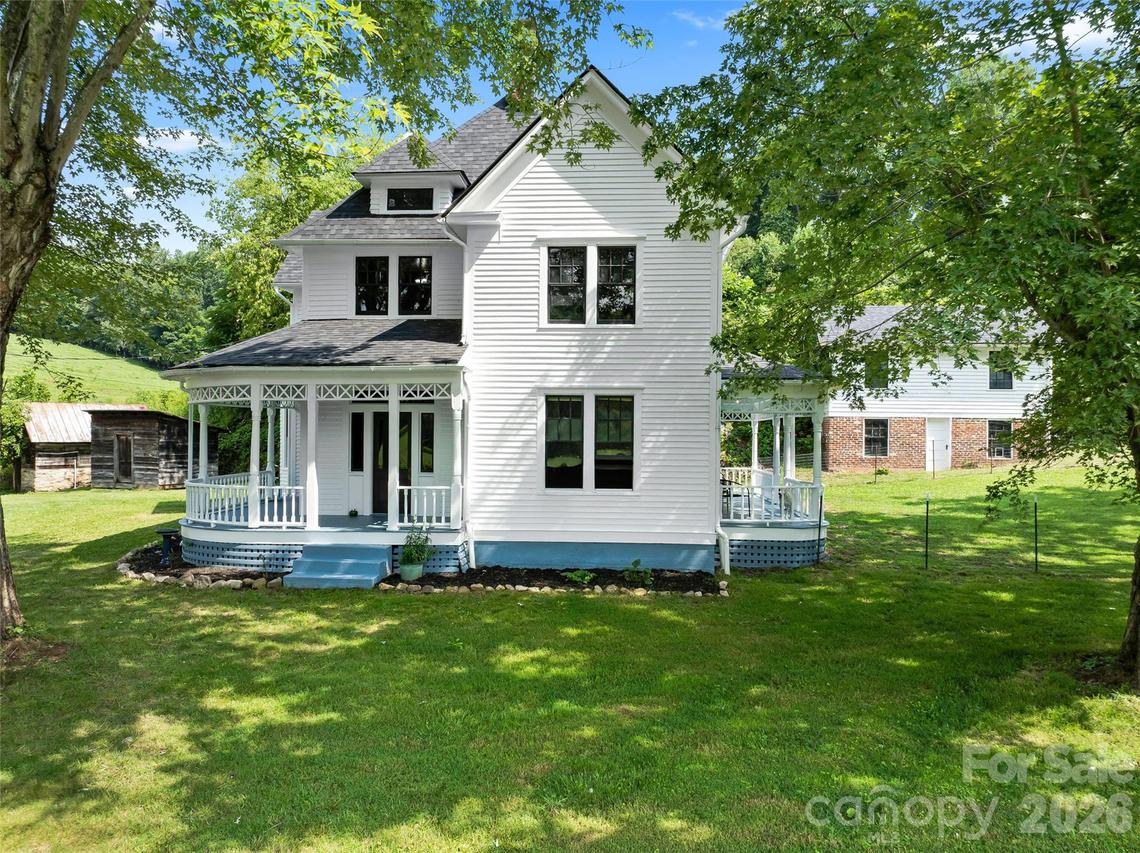 5 Clarks Cove Rd., Leicester, NC 28748