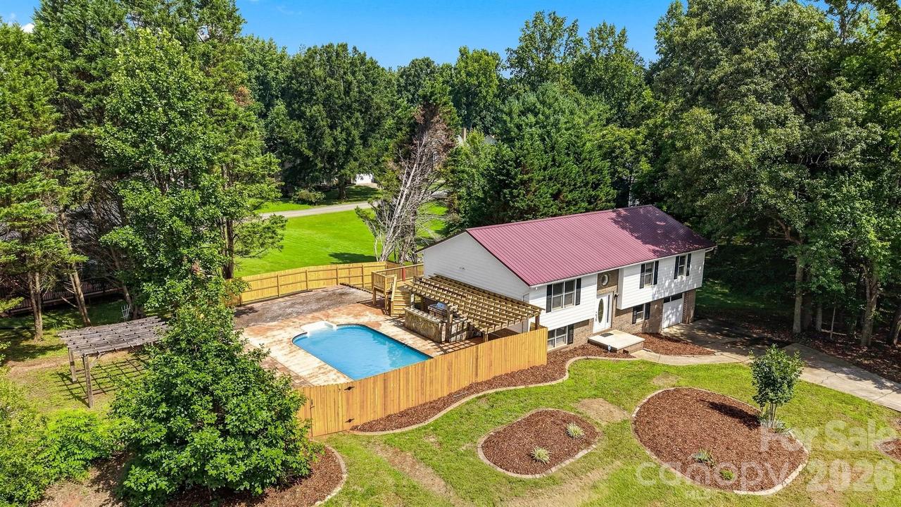 1257 Canseco Ln., Hickory, NC 28602