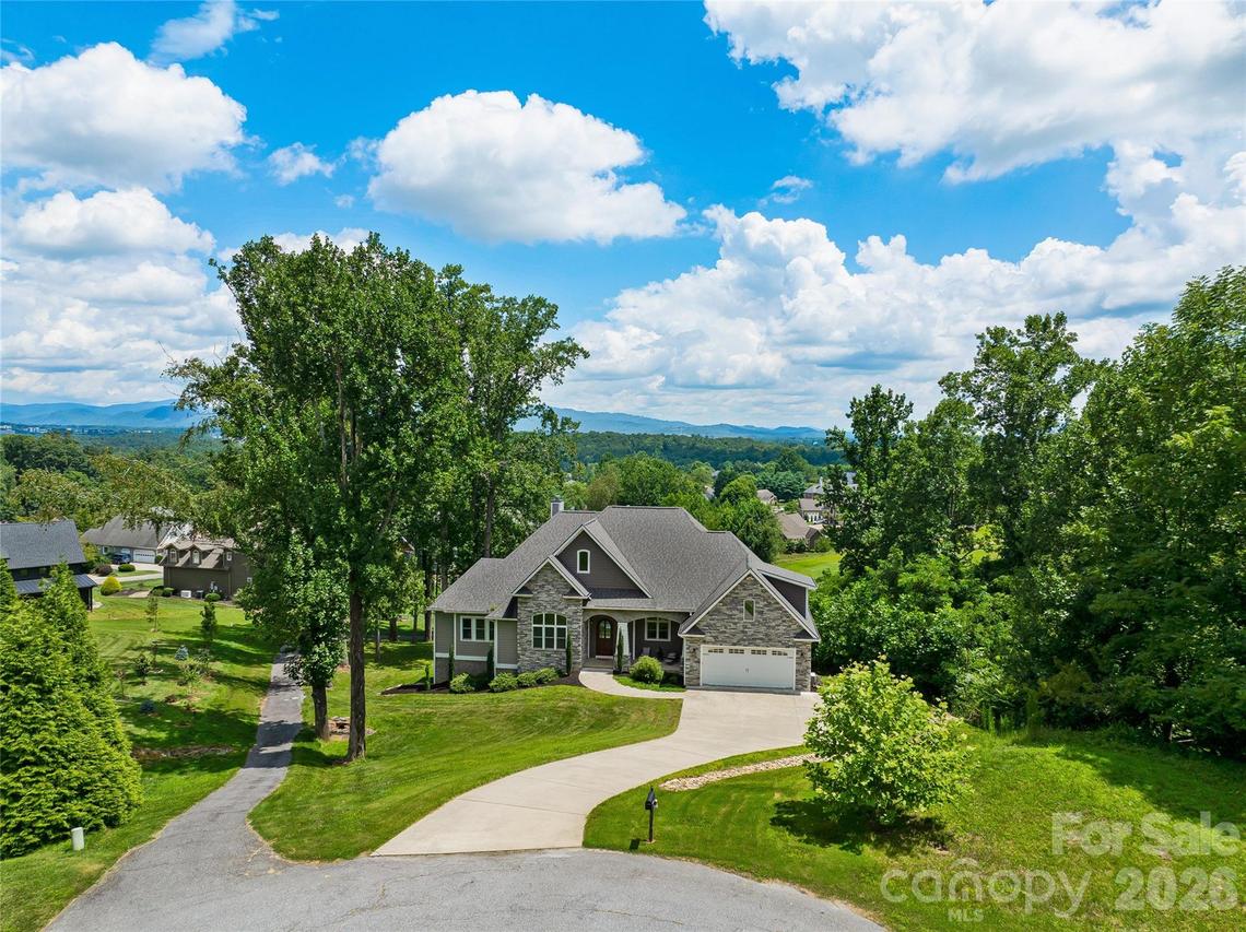 143 Gracie Ln., Mills River, NC 28759