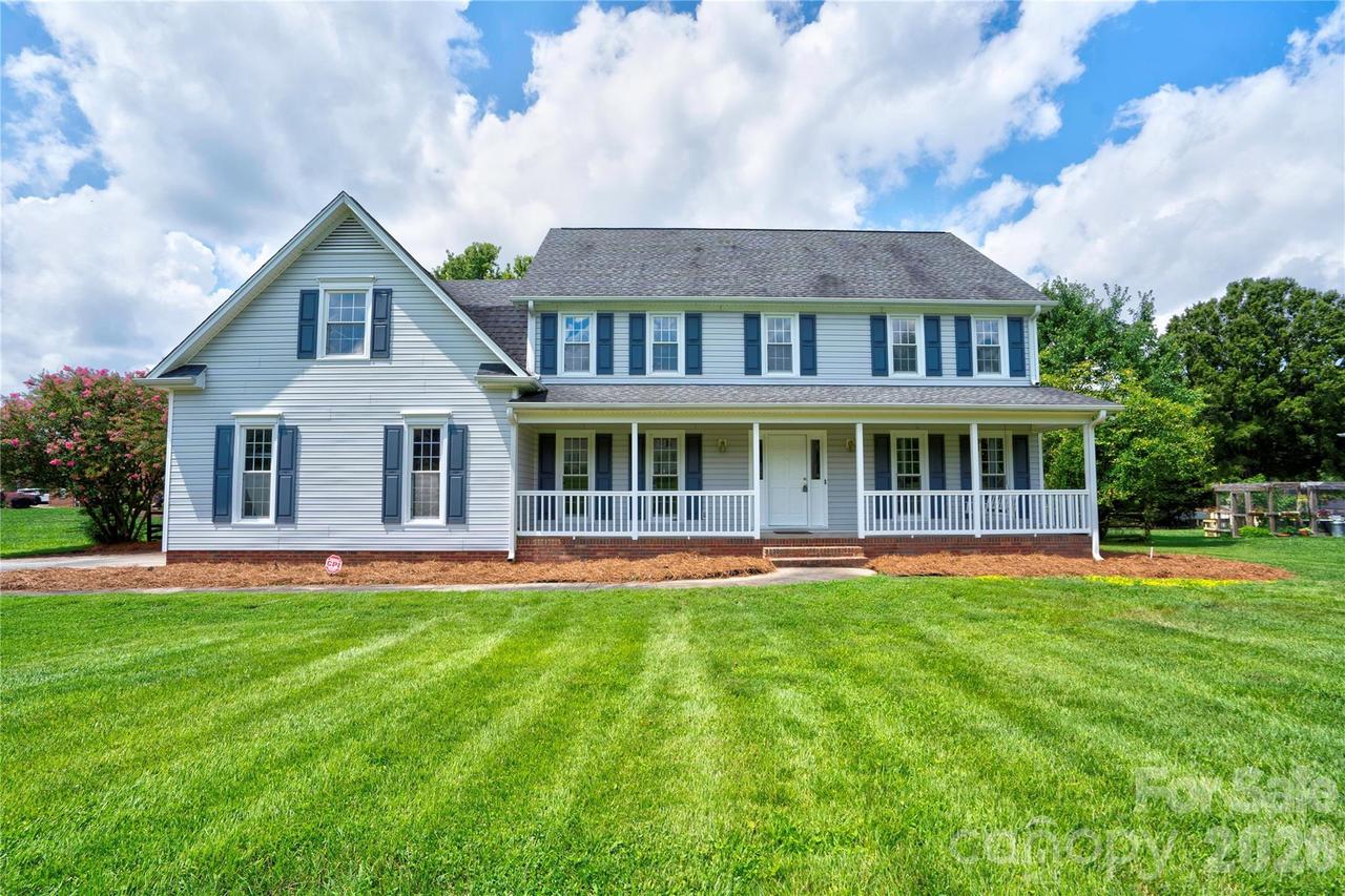 144 Oak Point Dr., Cherryville, NC 28021