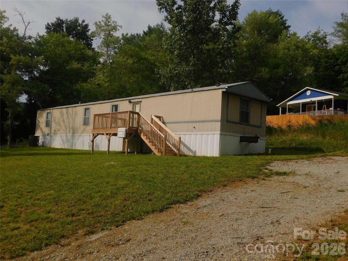 23 Piney Plains Dr., Hendersonville, NC 28739