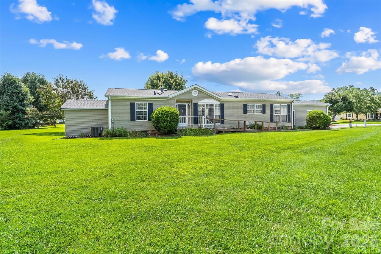 208 Red Birch Ct., Hendersonville, NC 28739