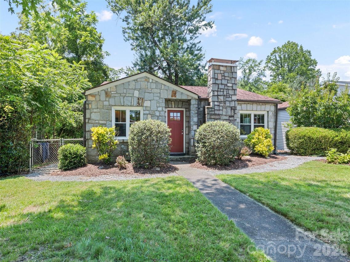 1909 Arlington Pl., Hendersonville, NC 28791