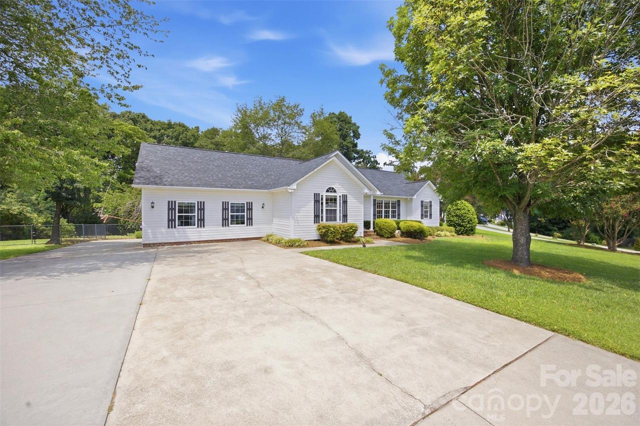 233 Summey Barker Dr., Dallas, NC 28034