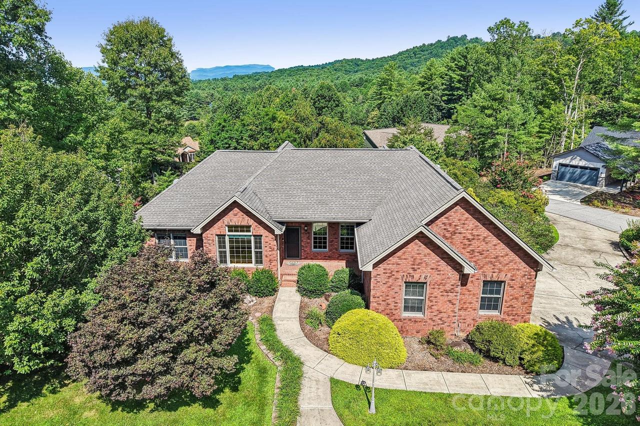 28 Tudor Crescent Ct., Hendersonville, NC 28739