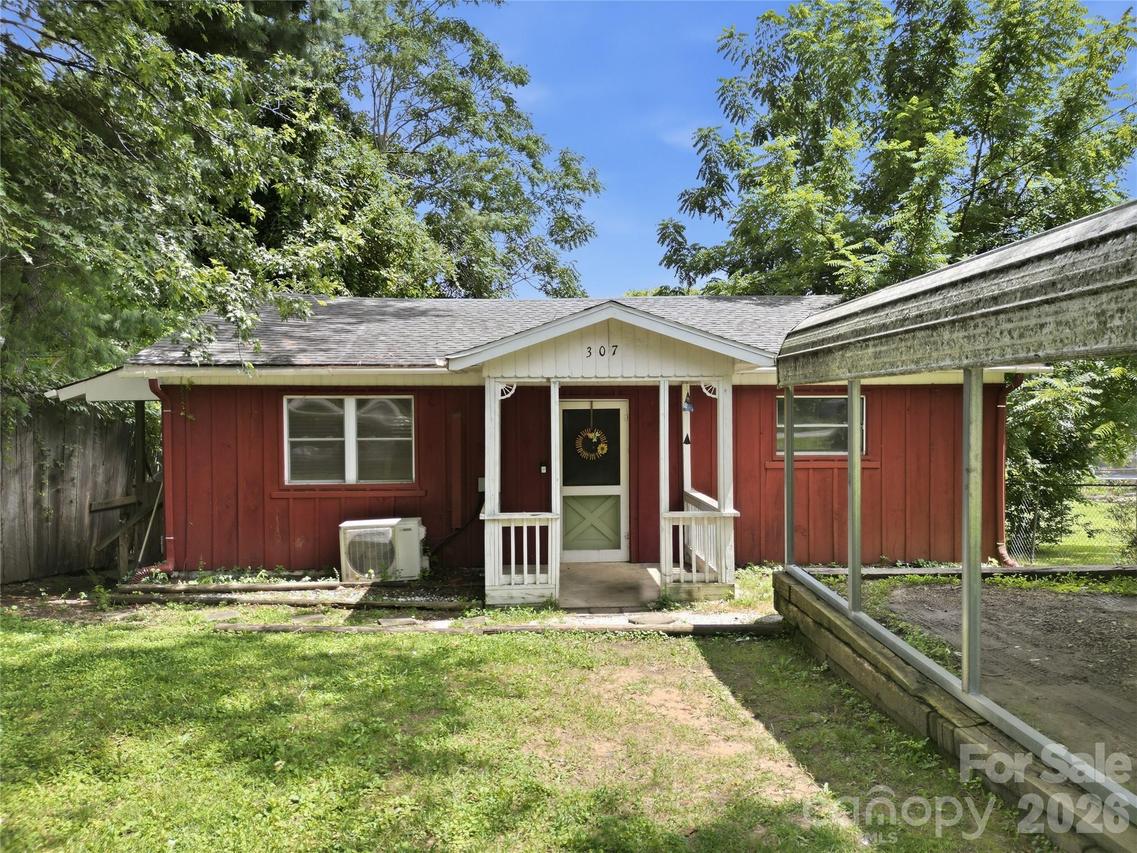 307 Beverly Ave., Hendersonville, NC 28792