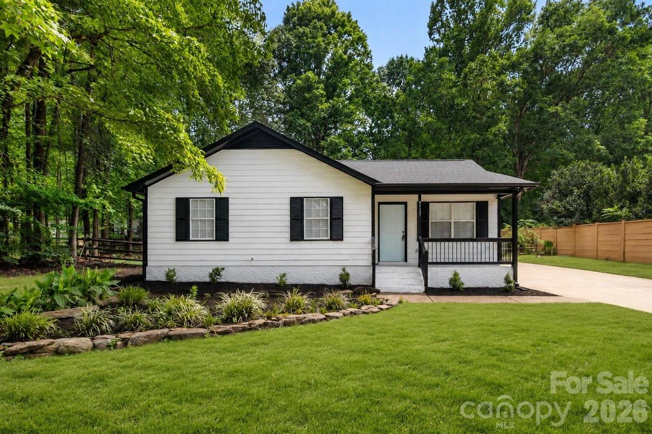 8425 Lochinvar Dr., Charlotte, NC 28227