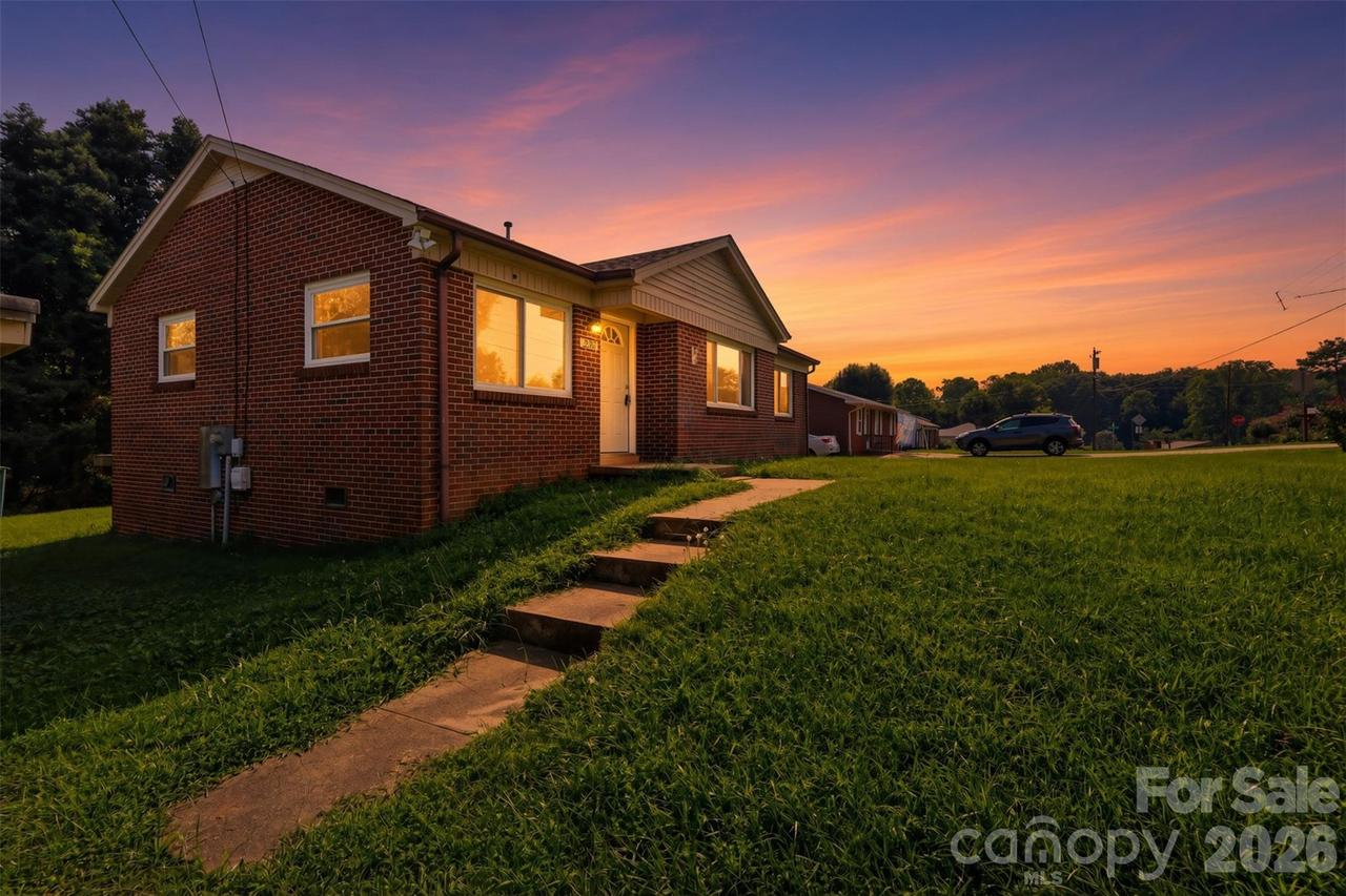 2262 9th Avenue Dr., Hickory, NC 28601