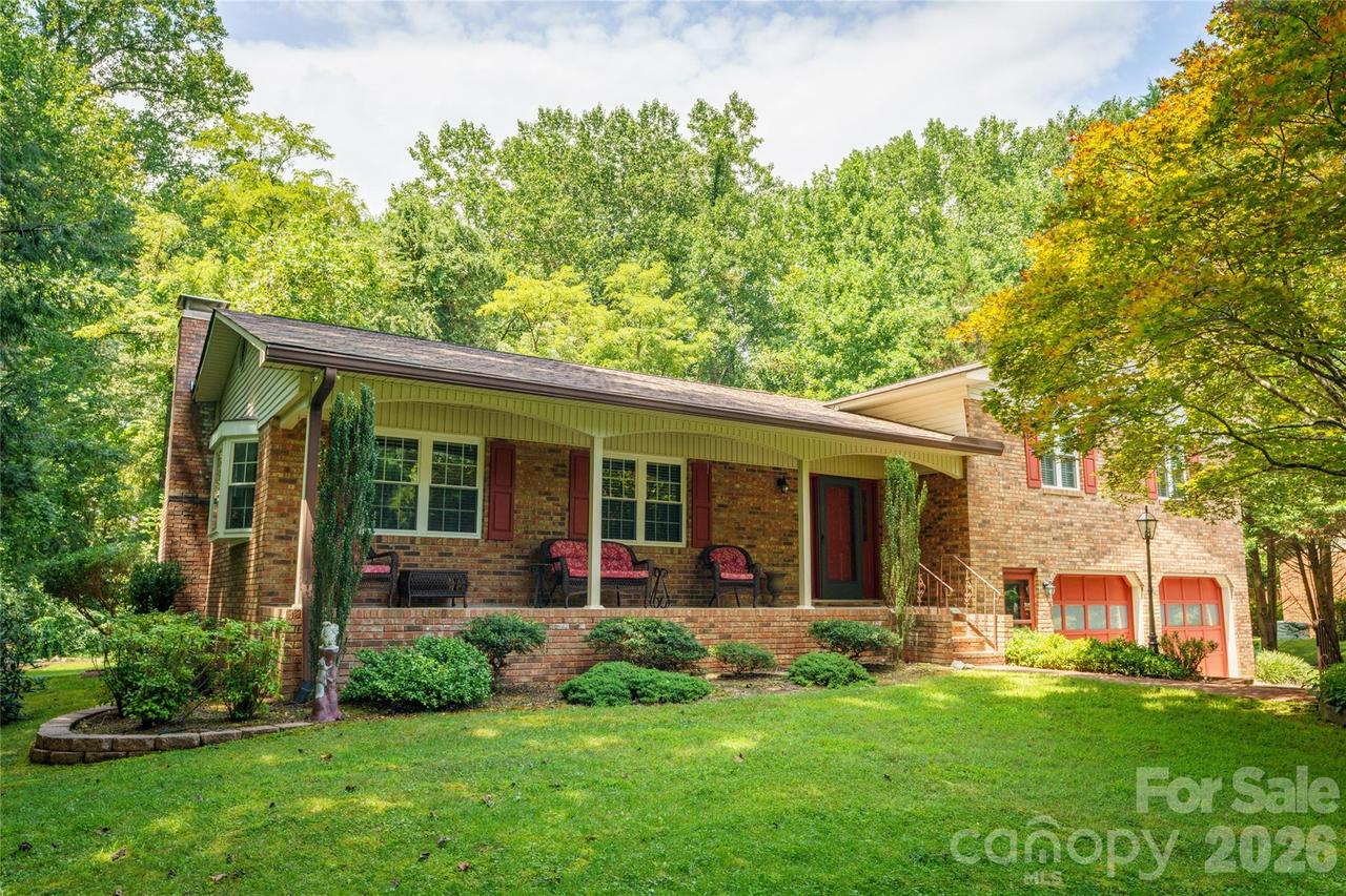 4 Hunters Ln., Hendersonville, NC 28791