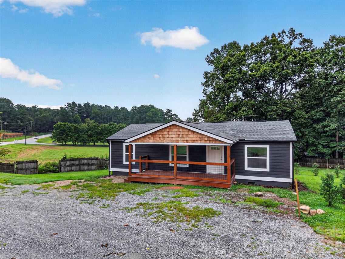 74 Tj Tr., Hendersonville, NC 28792