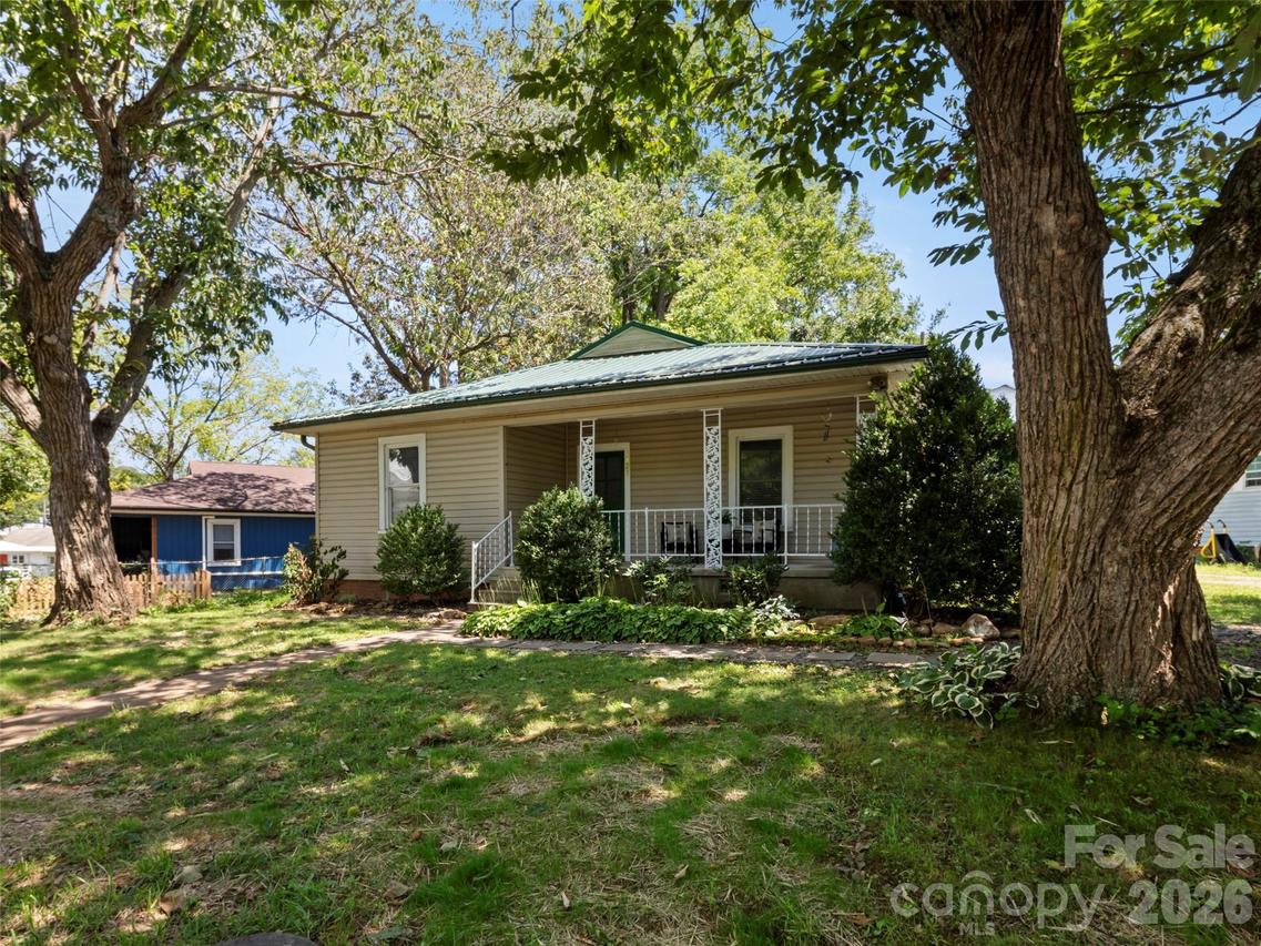 122 Edwards Ave., Swannanoa, NC 28778