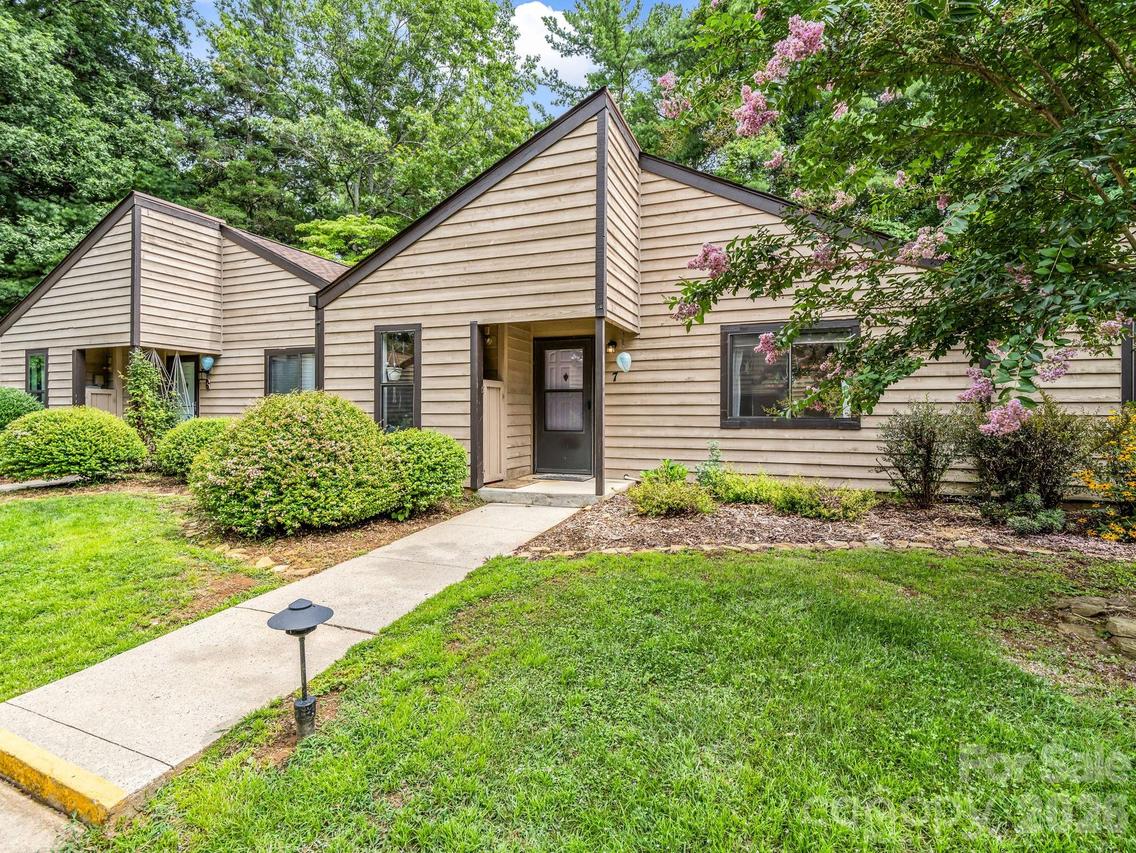 7 Woodlands Dr., Black Mountain, NC 28711