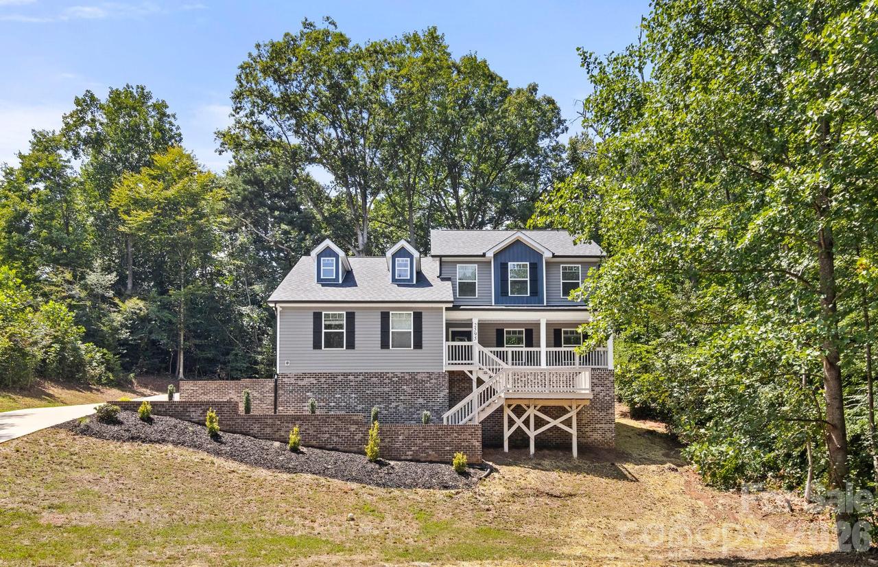2595 Henry Falls Dr., Hickory, NC 28602