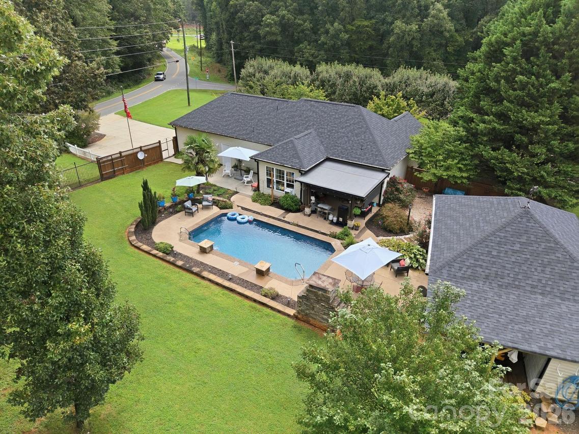 359 Huffstetler Lake Rd., Dallas, NC 28034