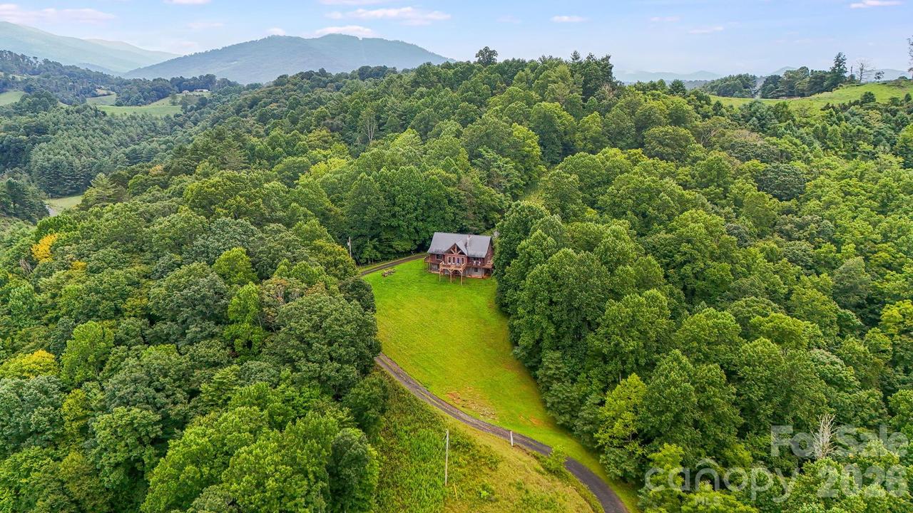 515 Raccoon Branch Rd., Green Mountain, NC 28740