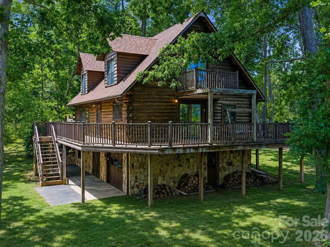 270 Dana Rd., Green Mountain, NC 28740