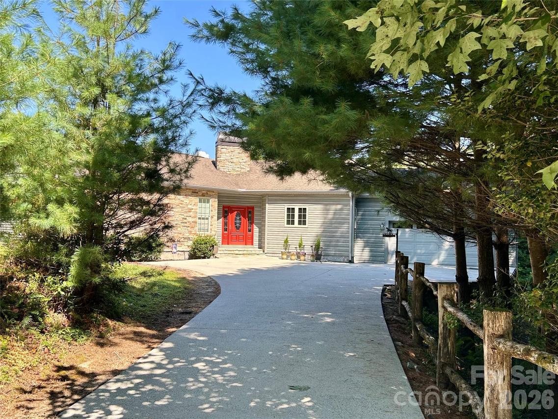 1228 Ugugu Dr., Brevard, NC 28712