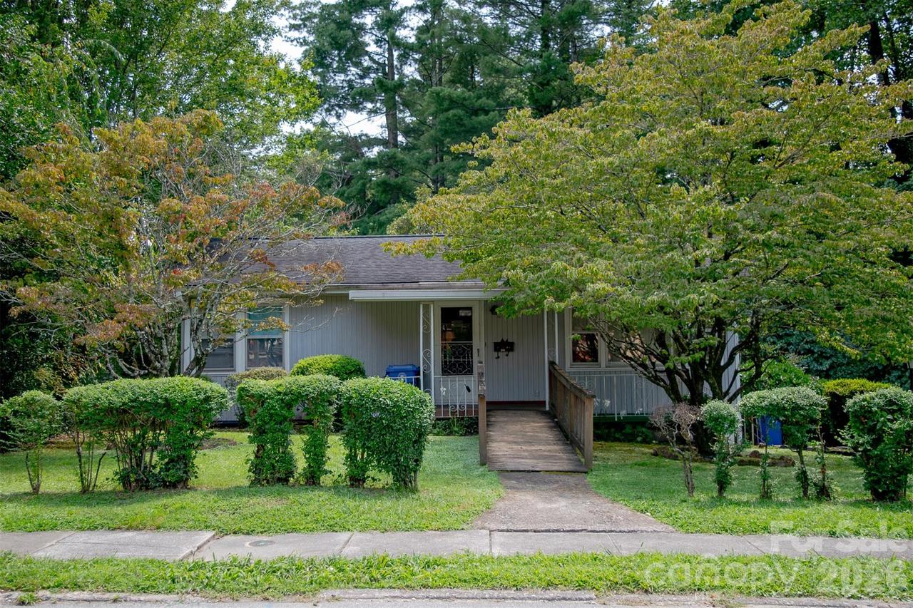 1006 3rd Ave., Hendersonville, NC 28739