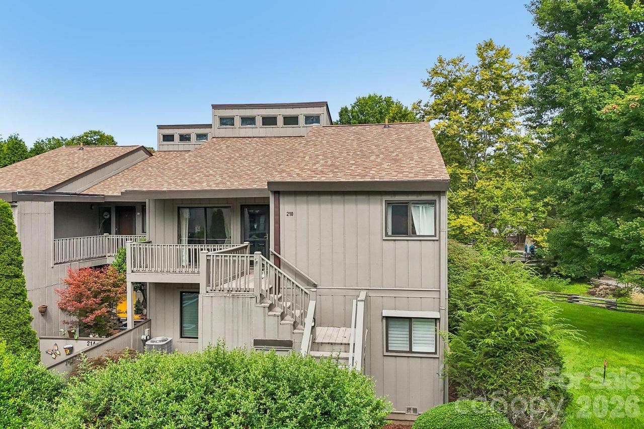 210 Juniper Ln., Hendersonville, NC 28739