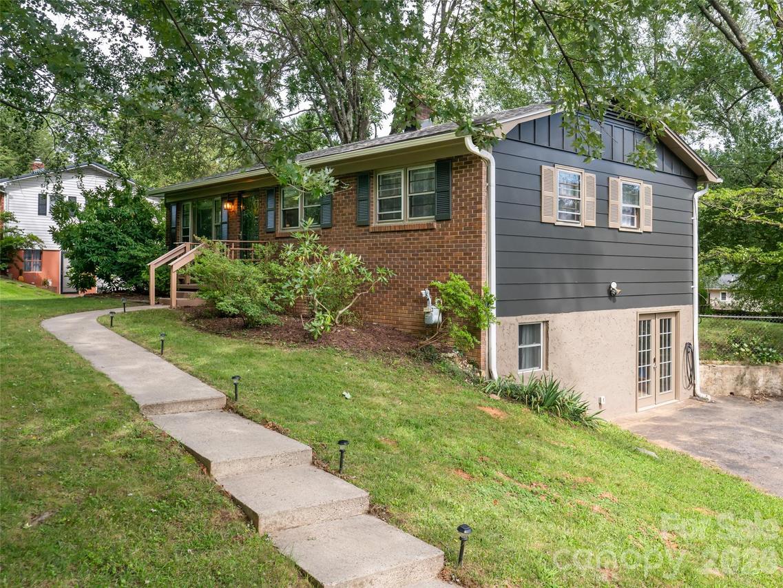 245 Weston Rd., Arden, NC 28704