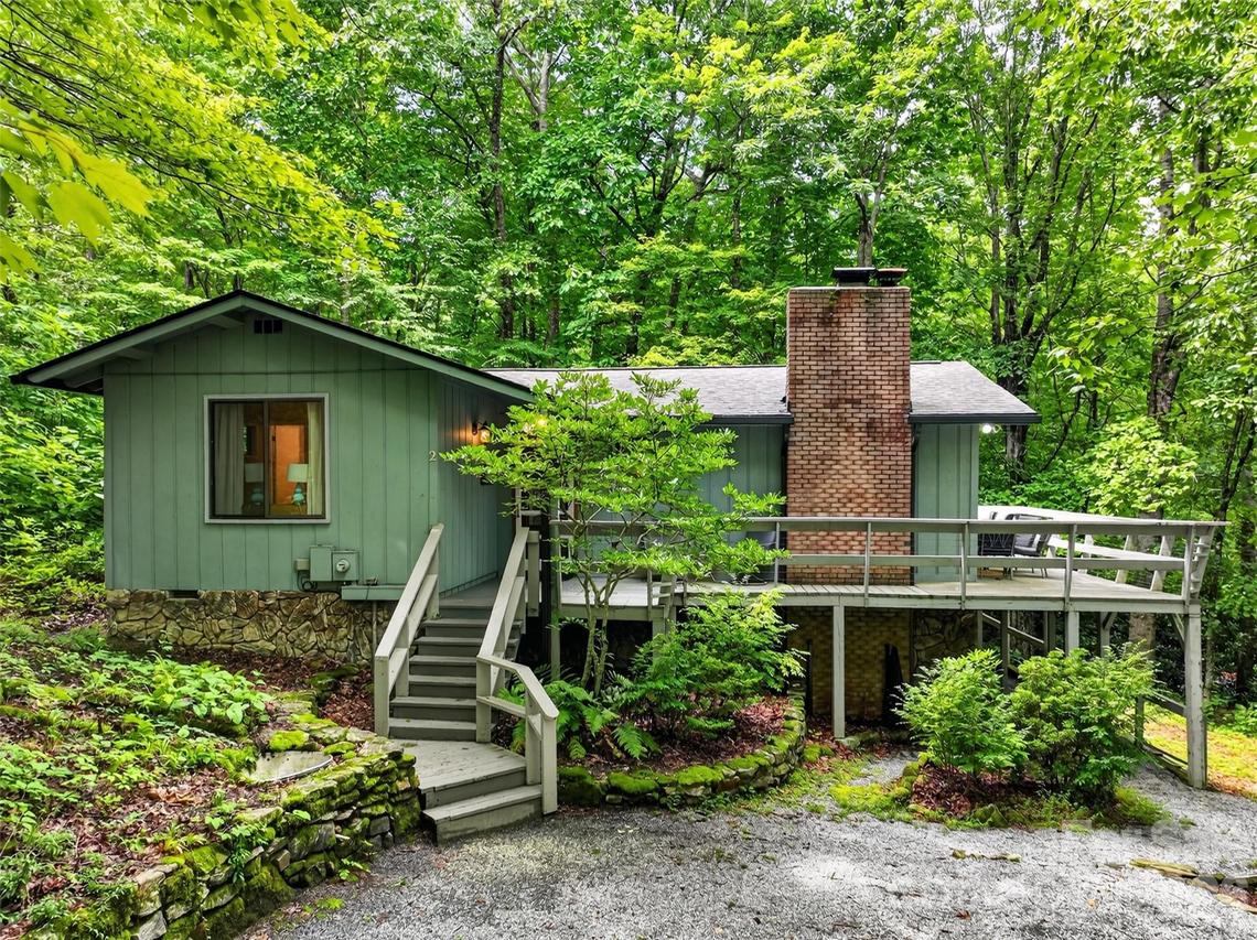 2 Bear Rock Loop Rd., Hendersonville, NC 28739