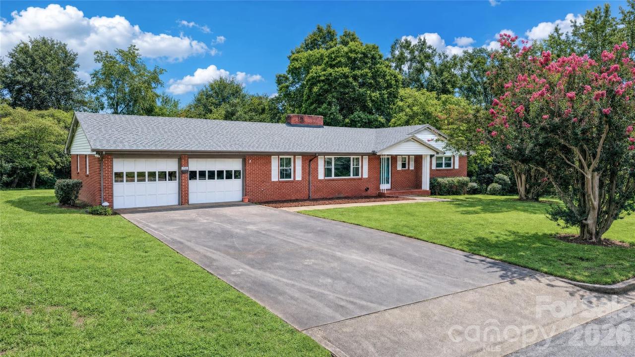 201 Woodlawn Dr., Morganton, NC 28655