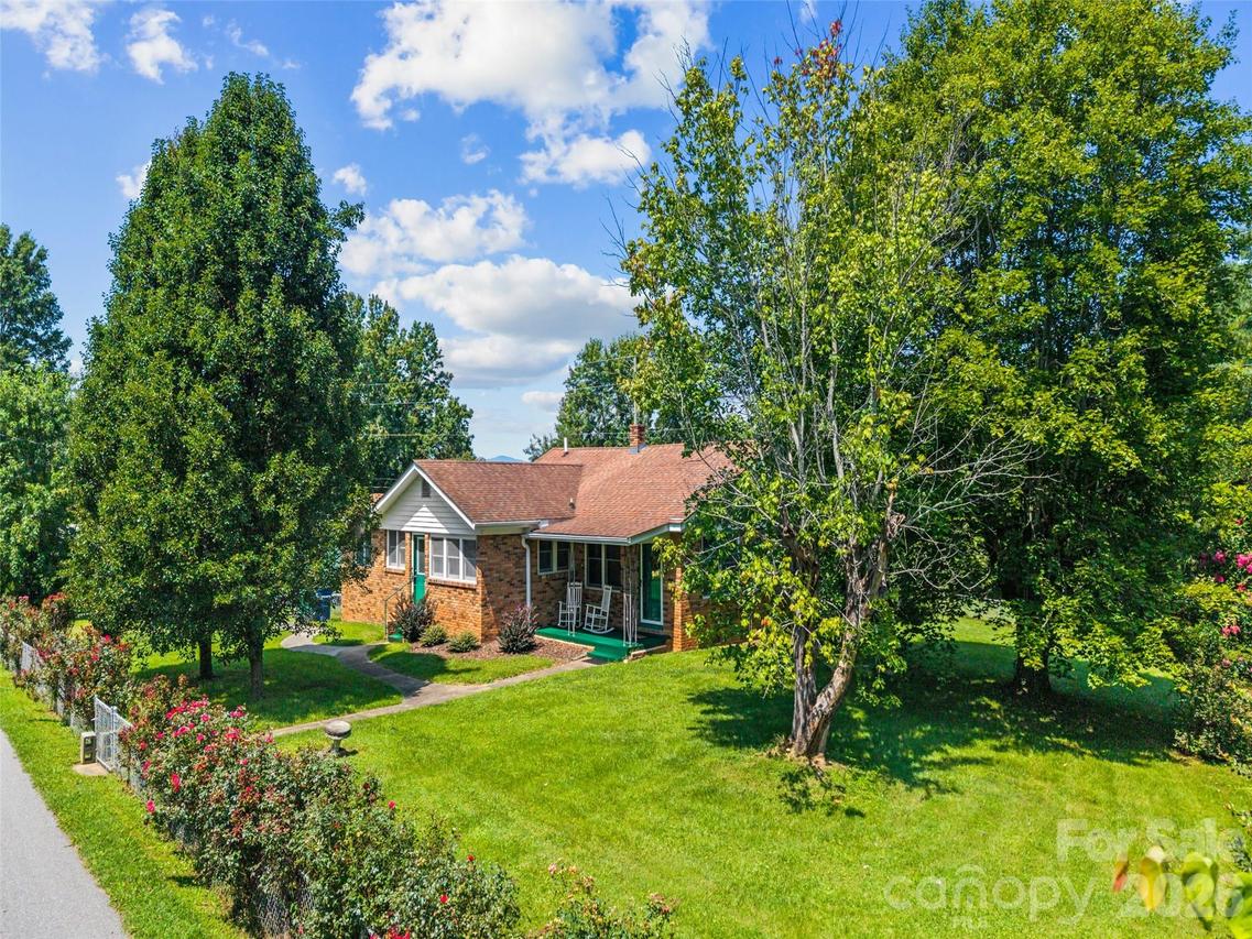 53 Salem Rd., Weaverville, NC 28787